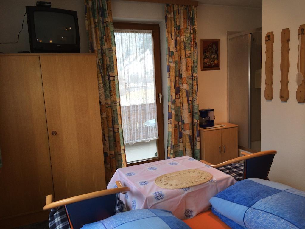 Haus Scholl Bed and Breakfast Nassereith Rum bild