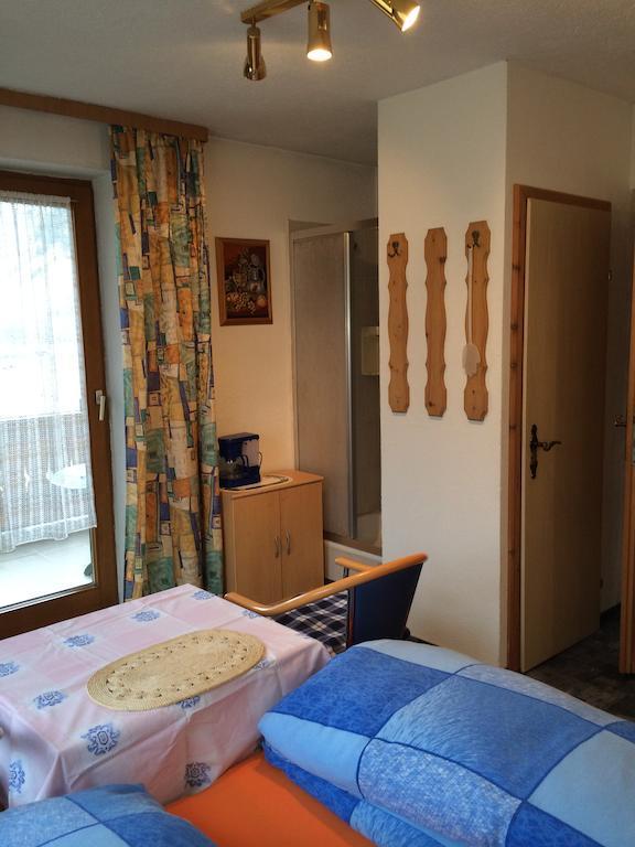 Haus Scholl Bed and Breakfast Nassereith Rum bild
